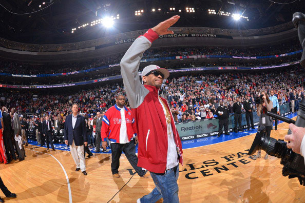 欧文突破防守造成杀伤球成功（欧文强突撕裂防线造犯规并完成得分）