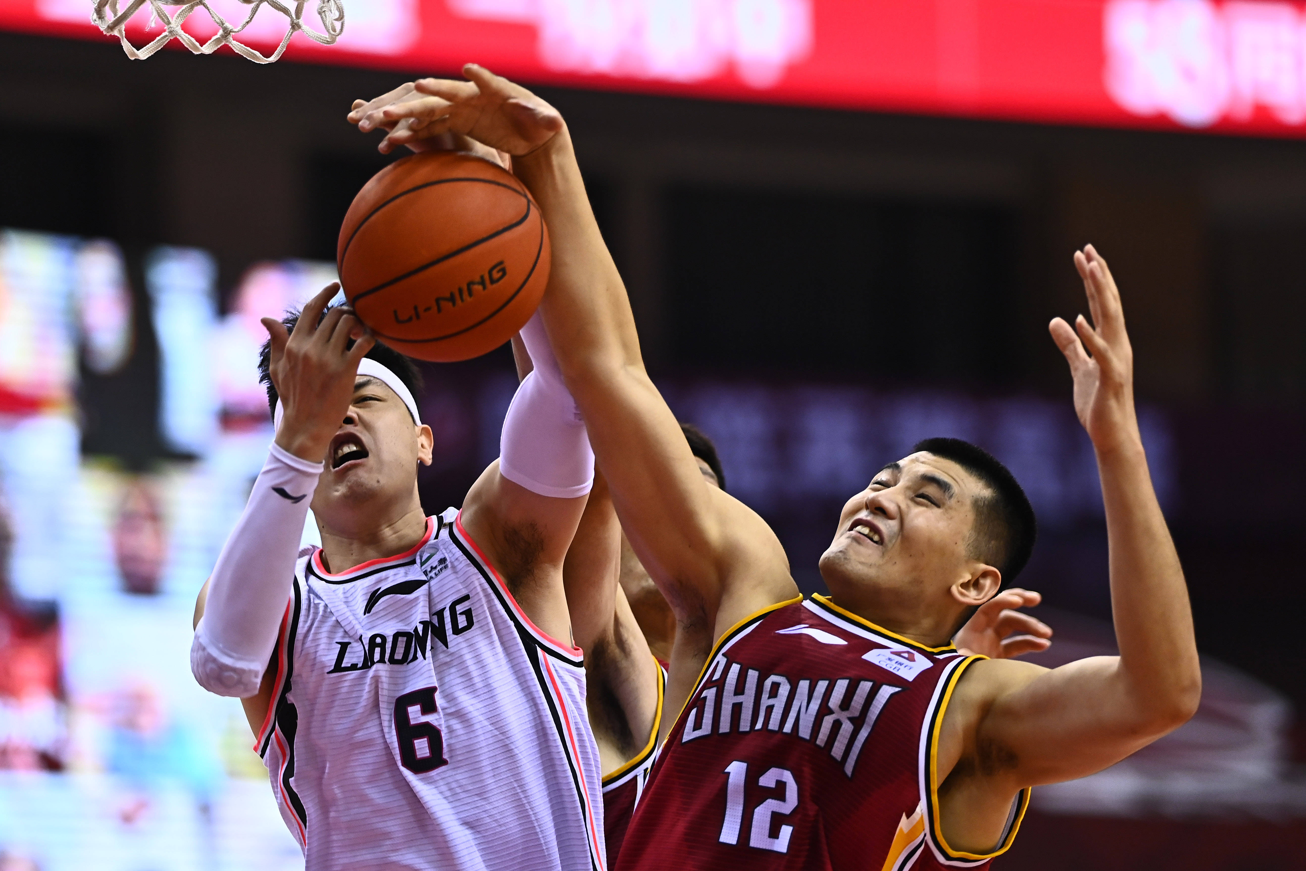 半场：奥格斯堡2-0勒沃库森，吉安努利斯传射，安东-卡德破门（半场战罢：奥格斯堡2-0领先勒沃库森，吉安努利斯传射建功，安东-卡德破门）