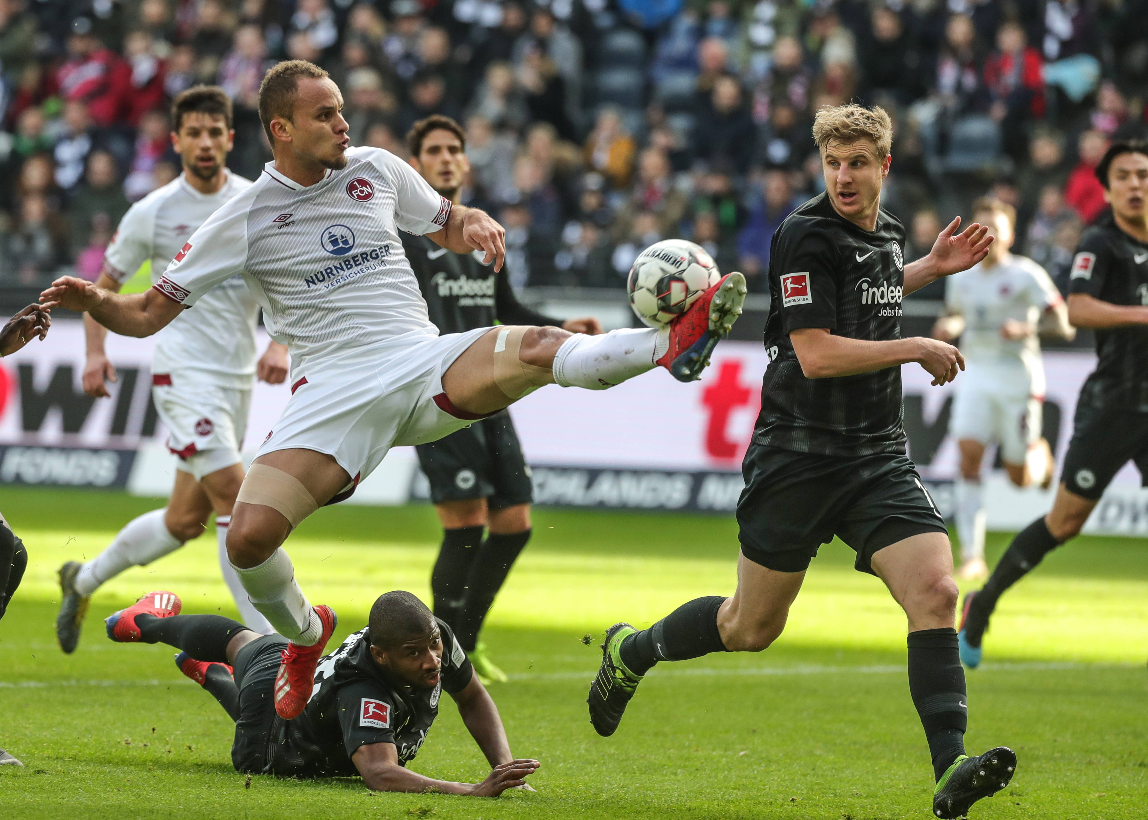 第四次，曼联错失进入欧冠区的机会。（曼联第四次与欧冠区擦肩而过）