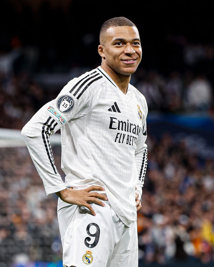 科曼称赞阿尔克马尔19岁中场斯密特：他身上的特质像佩德里（科曼：阿尔克马尔19岁中场斯密特的特质让我想起佩德里）