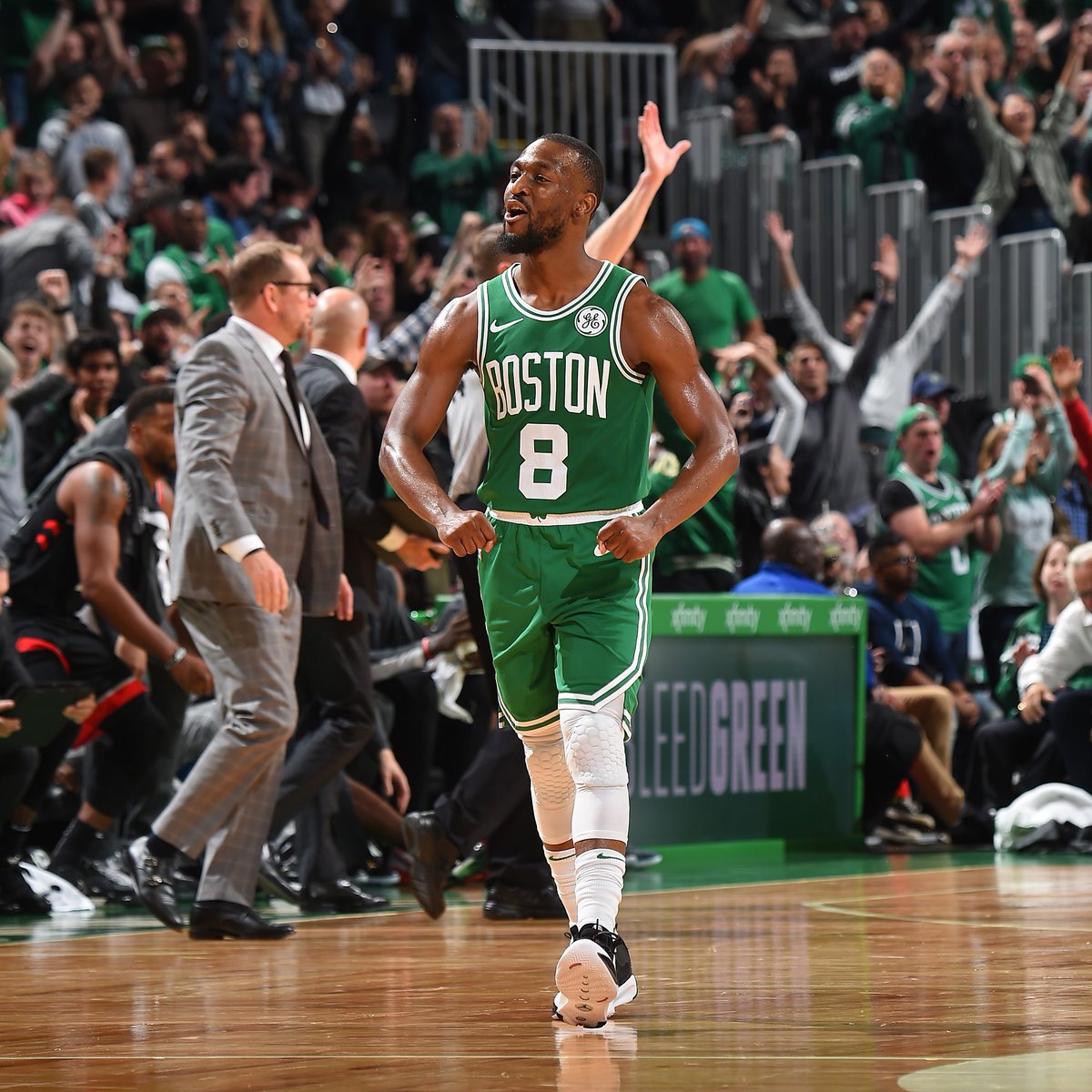 足坛悲喜夜！国米遇争议点球绝杀 拜仁巴萨皆逆转 切尔西又翻车（足坛冰火夜！国米遭争议点球压哨绝杀，拜仁巴萨双双逆转，切尔西再度翻车）