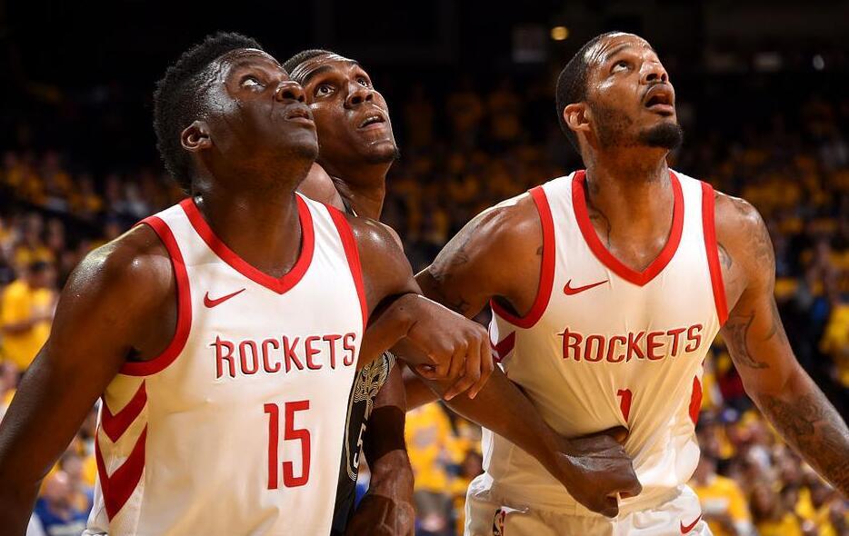 约基奇再送三双 掘金稳居前列（约基奇再拿三双，掘金继续高居前列）