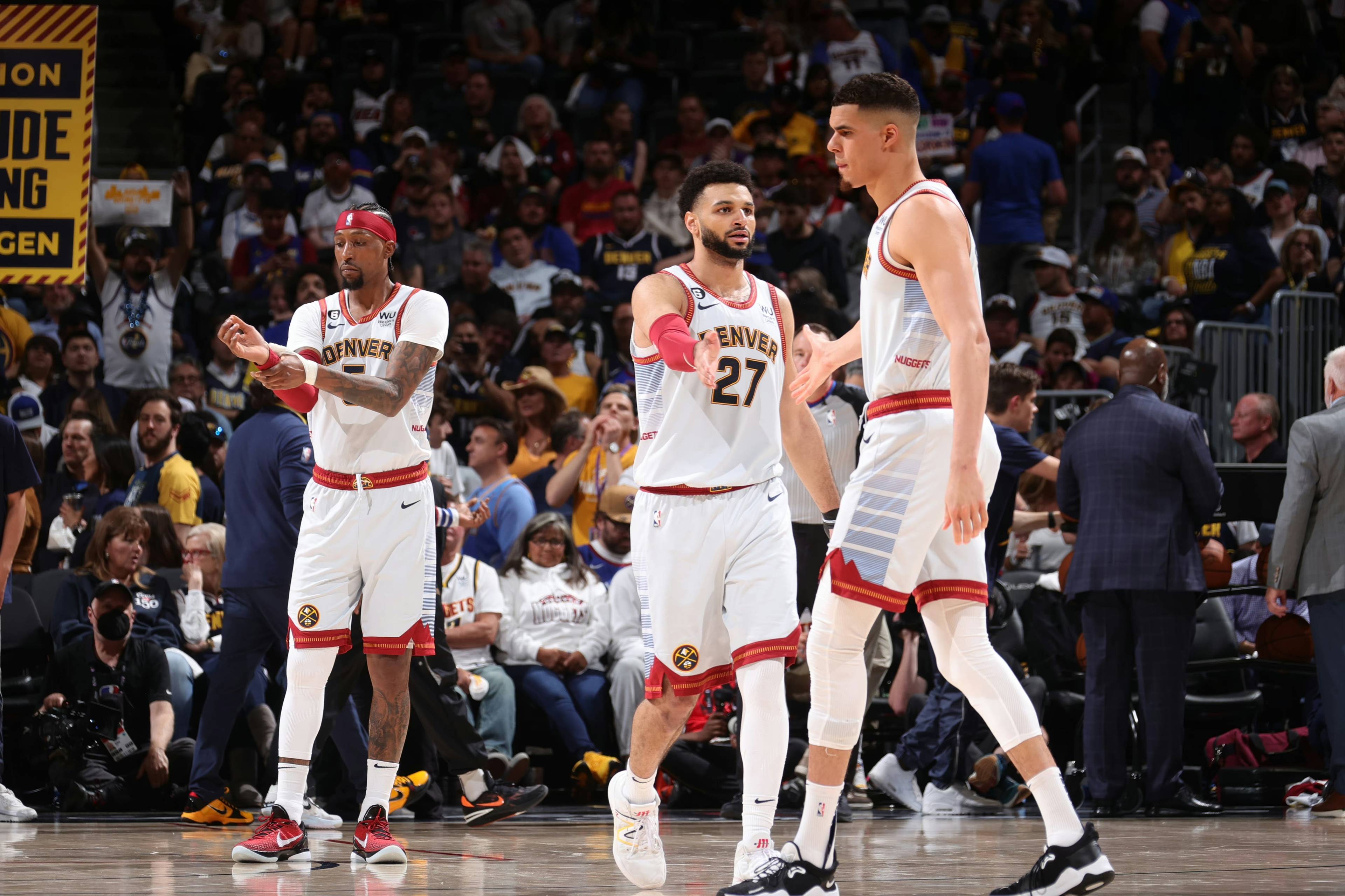 贝蒂斯迎战巴塞罗那：西甲第15轮焦点战一触即发！（贝蒂斯大战巴塞罗那：西甲第15轮巅峰对决即将开战）