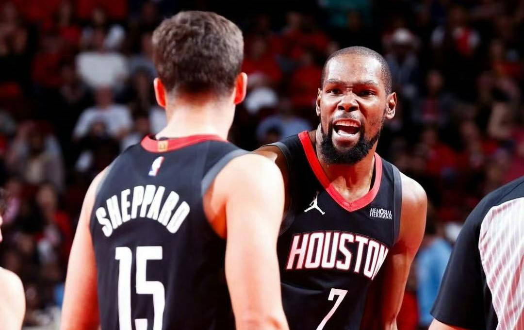 混音社媒发布赛前球员通道照：杨瀚森身着印有自己名字卫衣出镜（混音社媒晒赛前通道照：杨瀚森穿印名卫衣亮相）