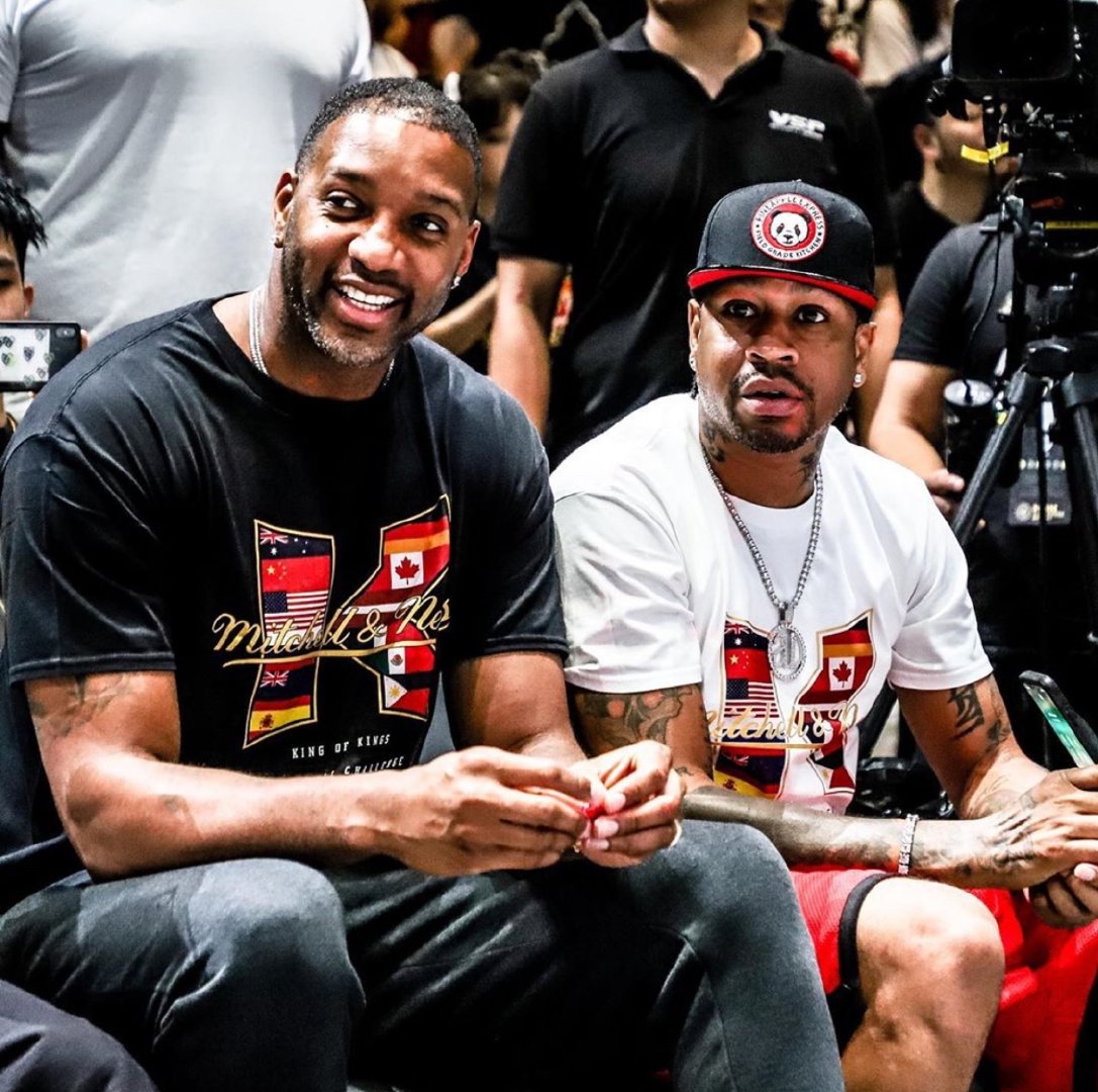 TA：因现代足球重视边路与攻防转换，菱形中场阵型已几乎绝迹（TA：当代足球崇尚边路与攻防转换，菱形中场几近消失）