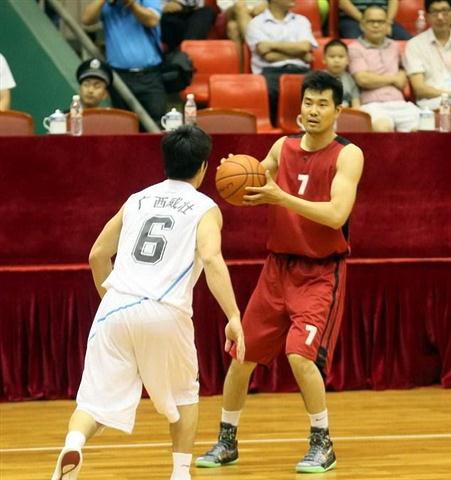 克林斯曼：看好葡萄牙夺得世界杯；希望内马尔为巴西出战（克林斯曼：看好葡萄牙问鼎世界杯，盼内马尔代表巴西登场）