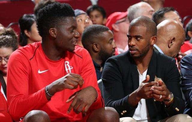 足球国足公开训练吸引千名球迷现场加油（国足公开训练吸引上千球迷到场助威）