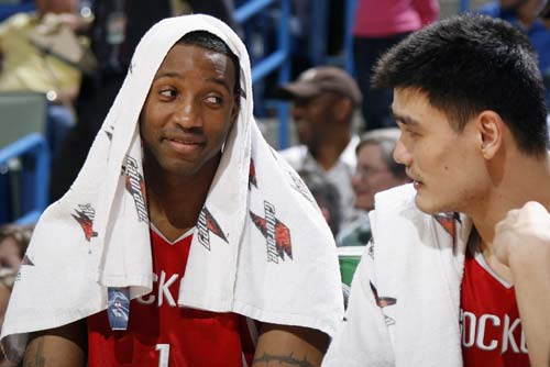 库里将热身时穿的布克球鞋签名送给他，两人赛后拥抱致意（库里签名赠送热身所穿布克款球鞋，赛后与布克相拥致意）