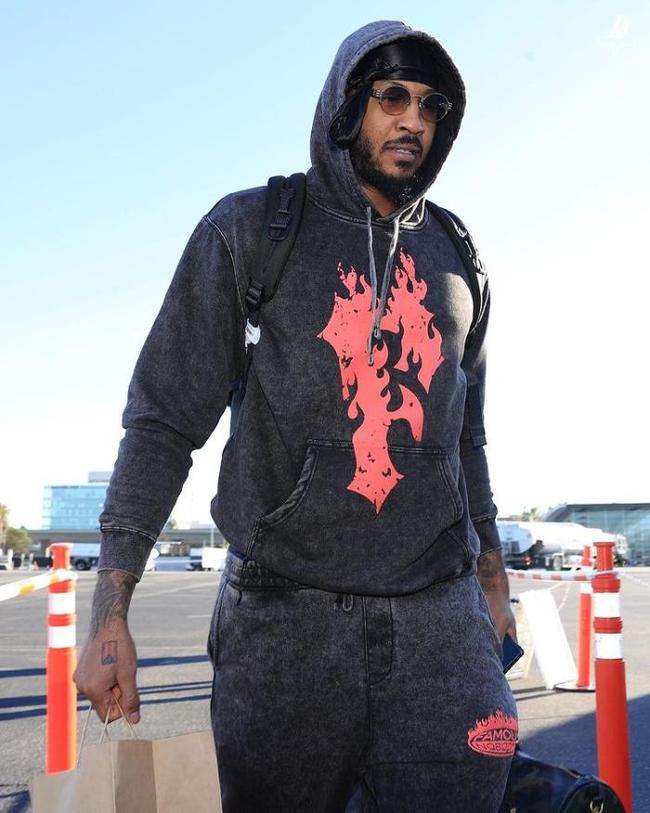 看着都疼！加纳国脚脚踝90度翻转，被日本击败，下轮战玻利维亚（加纳国脚脚踝近90度扭曲令人揪心，球队不敌日本，下一轮迎战玻利维亚）