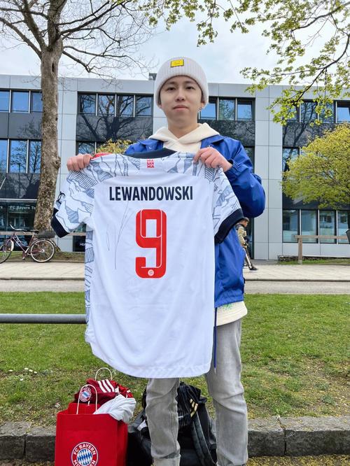 皇马本泽马关键时刻进球锁定胜利（本泽马关键破门助皇马锁定胜局）