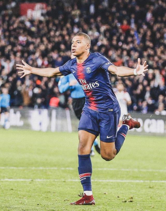 B席：上赛季的表现并不如愿，新赛季我们想提升自己争夺奖杯（B席：上季未尽如人意，新季力求提升冲击冠军）