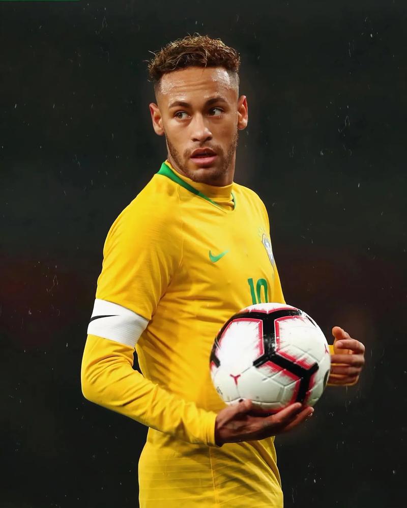 伊宁队问鼎2025年“喀什杯”李景亮现身现场和球员共跳新疆舞庆祝（2025年“喀什杯”伊宁队夺冠，李景亮到场与球员共跳新疆舞庆祝）