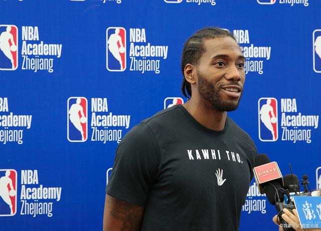 你也要发力？阿努诺比连帽小米切尔&维金斯 还跟进双手暴扣！（阿努诺比火力全开：连续封盖小米切尔与维金斯，跟进双手暴扣！）