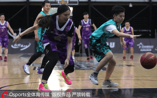 西蒙斯蹬踹范戴克被罚下，上次英超出现荷兰同胞间染红还是01年（西蒙斯踹倒范戴克吃红牌，英超荷兰同胞互染红上次还在2001年）