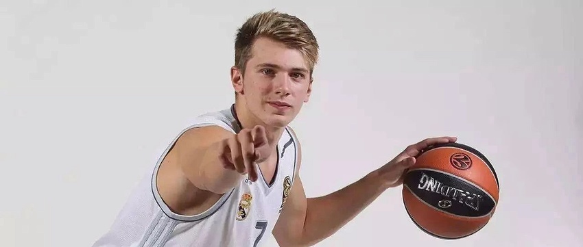 近期1平3负！费耶诺德暂列荷甲第二，距榜首埃因霍温11分（近4场1平3负，费耶诺德暂居荷甲第2，距领头羊埃因霍温11分）